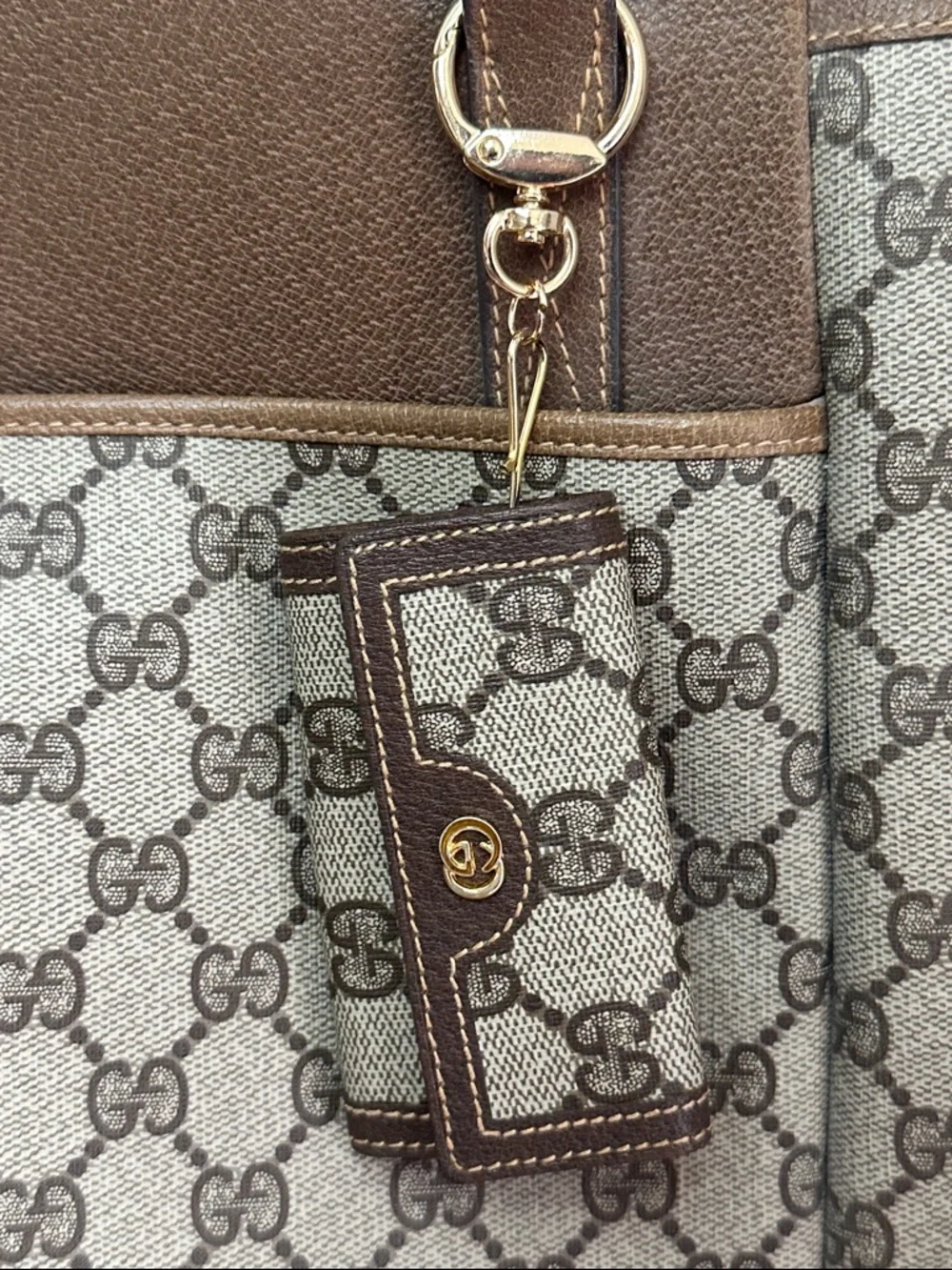 Gucci Beige and Brown GG Canvas Key Wallet with Gold Logo - Picture 1 of 9